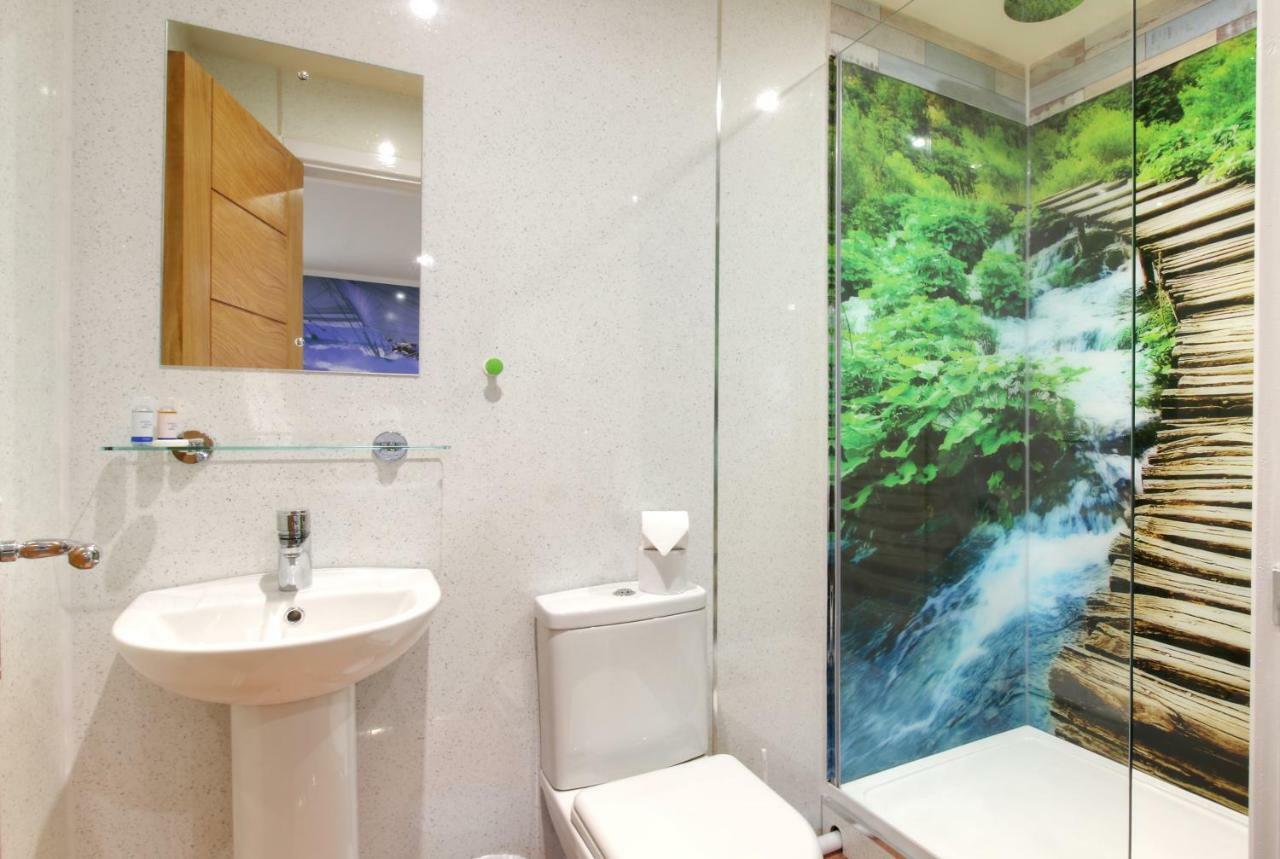 Silver Street Suites Whitby Ngoại thất bức ảnh